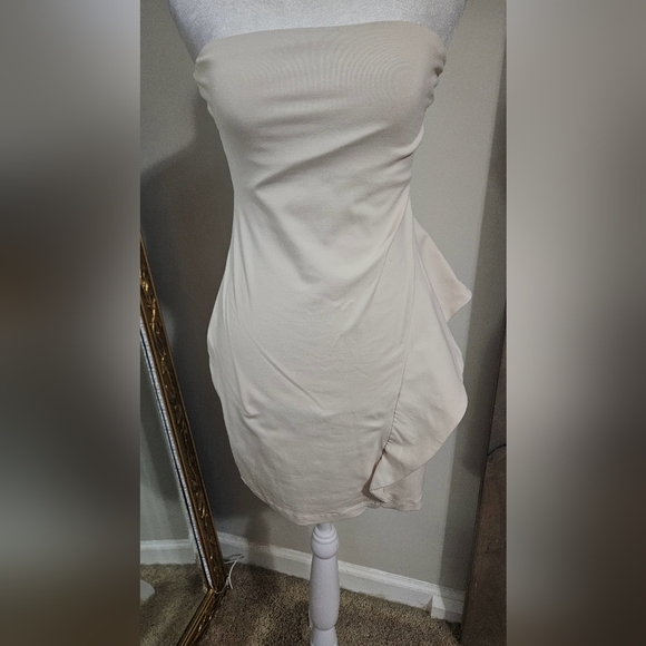 SUSANA MONACO 16" Strapless Dress With
Ruffle Detail in Blanched
Almond. SIZE SM - Picture 4 of 12